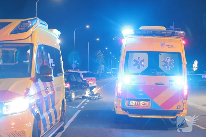 Fietser zwaargewond bij aanrijding met twee auto's
