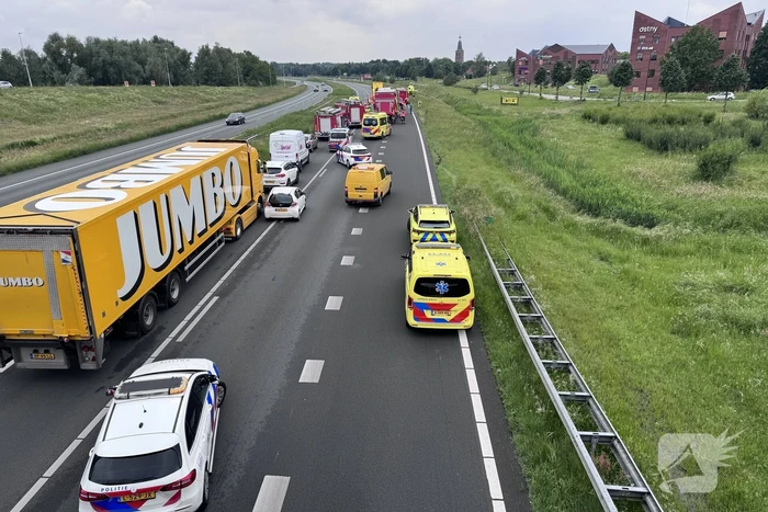 Traumateam ingezet voor kop-staartbotsing met meerdere vrachtwagens