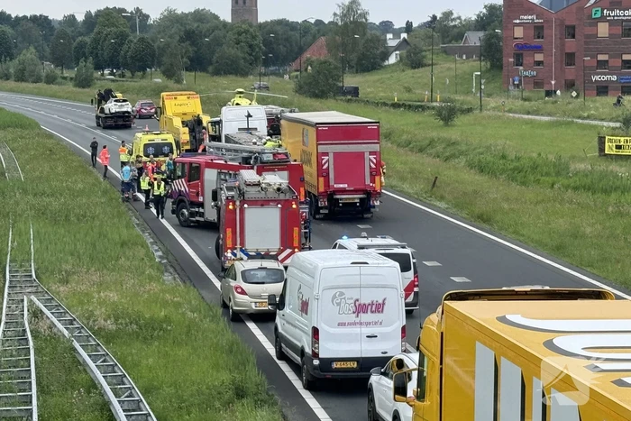 Traumateam ingezet voor kop-staartbotsing met meerdere vrachtwagens