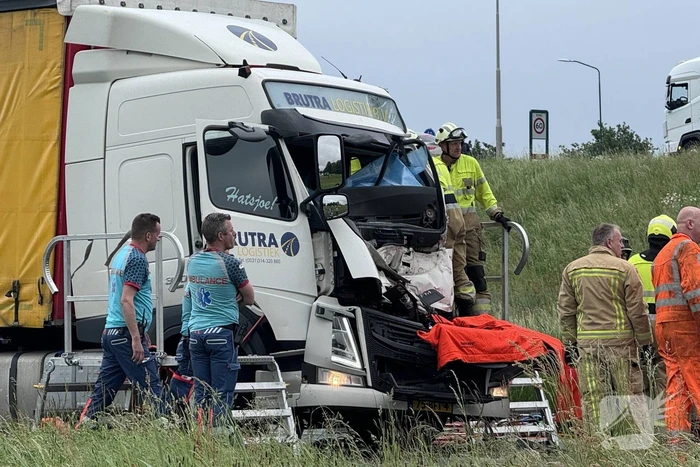 Traumateam ingezet voor kop-staartbotsing met meerdere vrachtwagens