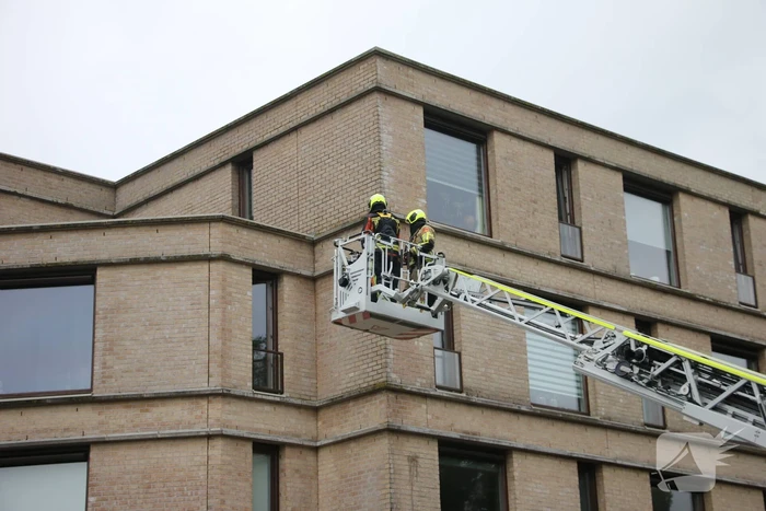 Brandweer helpt buitengesloten bewoonster
