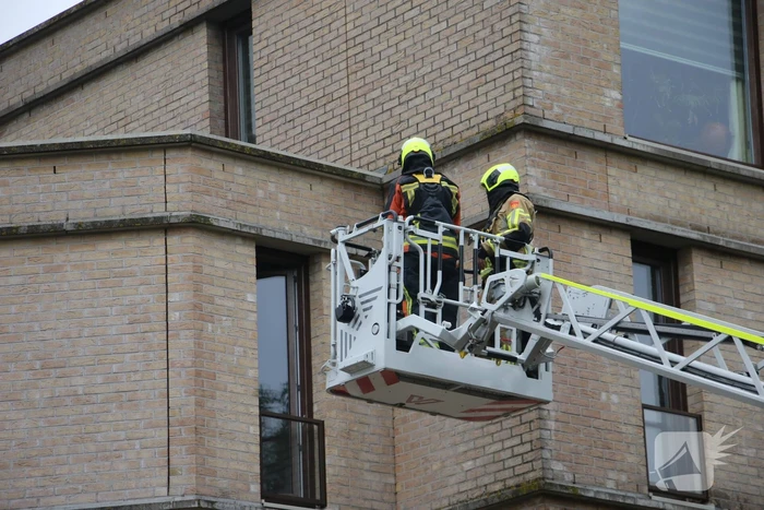 Brandweer helpt buitengesloten bewoonster