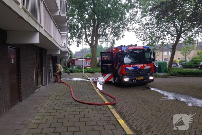 Brand in woonkamer snel onder controle