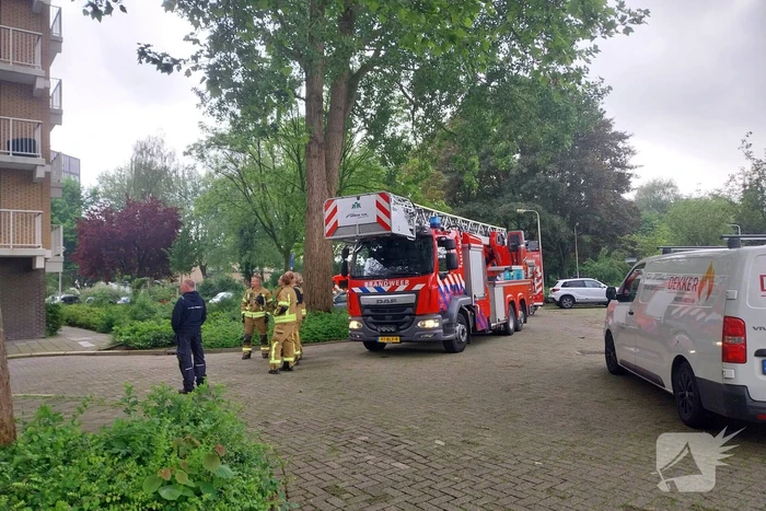 Brand in woonkamer snel onder controle