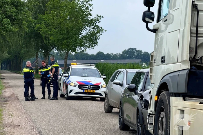 Vrachtwagen en personenauto botsen frontaal op elkaar