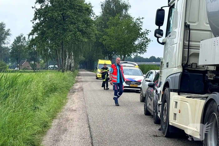 Vrachtwagen en personenauto botsen frontaal op elkaar