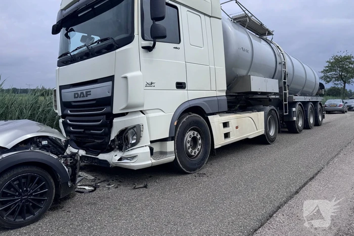 Vrachtwagen en personenauto botsen frontaal op elkaar