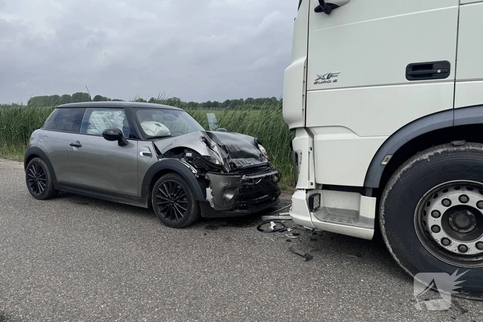 Vrachtwagen en personenauto botsen frontaal op elkaar