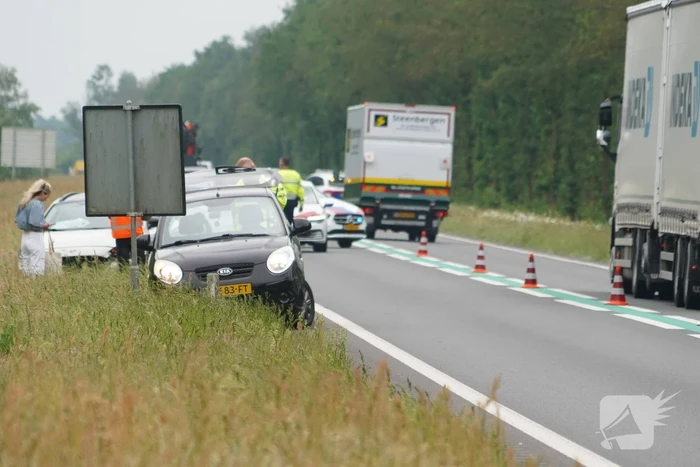Klapband zorgt voor ongeval op N381