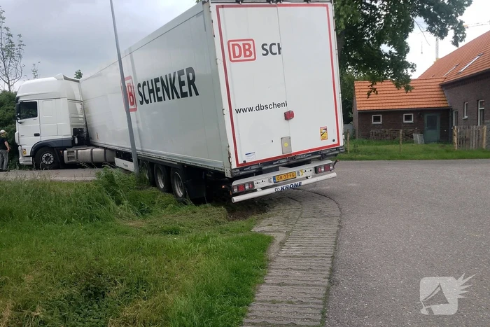 Vrachtwagenchauffeur neemt bocht tekort en rijdt zich vast