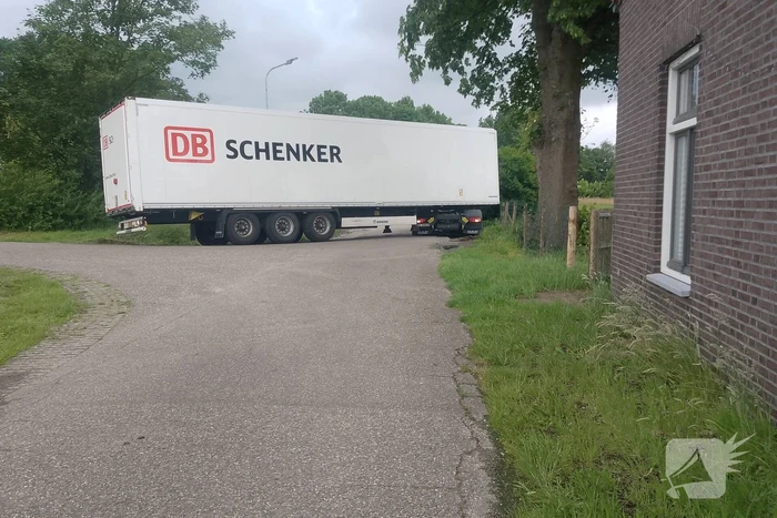 Vrachtwagenchauffeur neemt bocht tekort en rijdt zich vast
