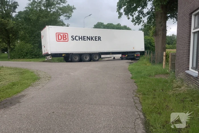 Vrachtwagenchauffeur neemt bocht tekort en rijdt zich vast