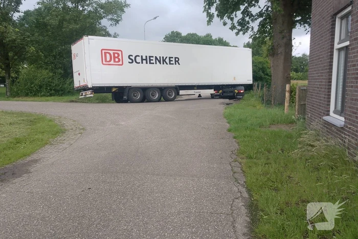 Vrachtwagenchauffeur neemt bocht tekort en rijdt zich vast