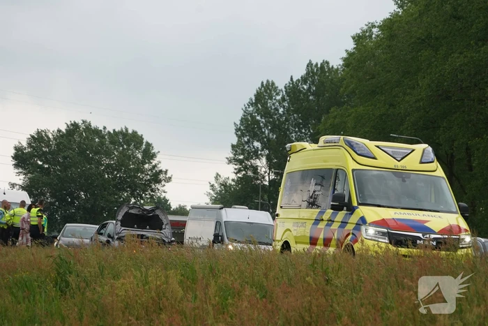 Auto zwaar beschadigd bij ongeluk op snelweg