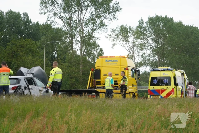 Auto zwaar beschadigd bij ongeluk op snelweg