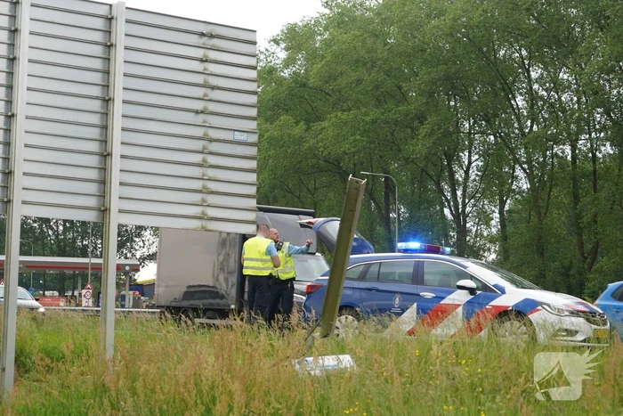 Auto zwaar beschadigd bij ongeluk op snelweg