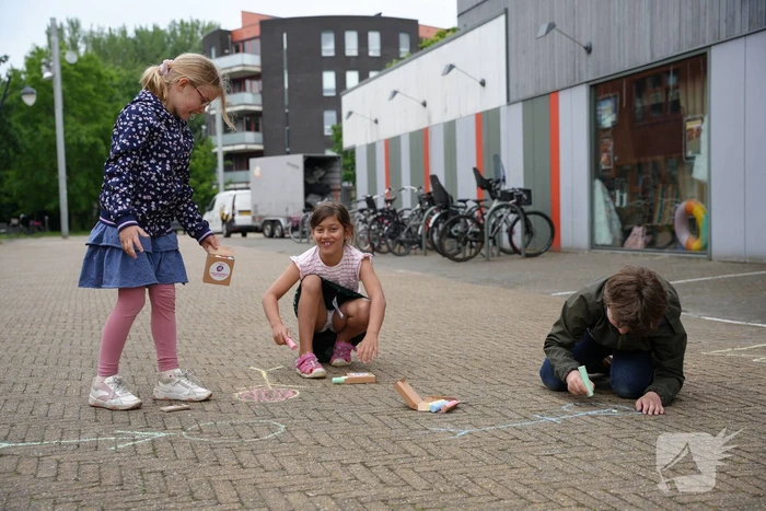 Groot stoepkrijtkunstwerk om geld op te halen voor Prinses Máxima Centrum
