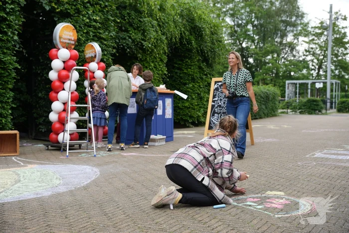 Groot stoepkrijtkunstwerk om geld op te halen voor Prinses Máxima Centrum