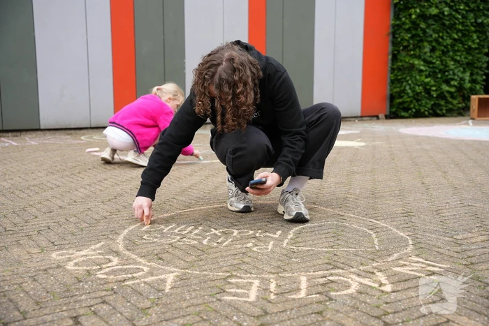 Groot stoepkrijtkunstwerk om geld op te halen voor Prinses Máxima Centrum