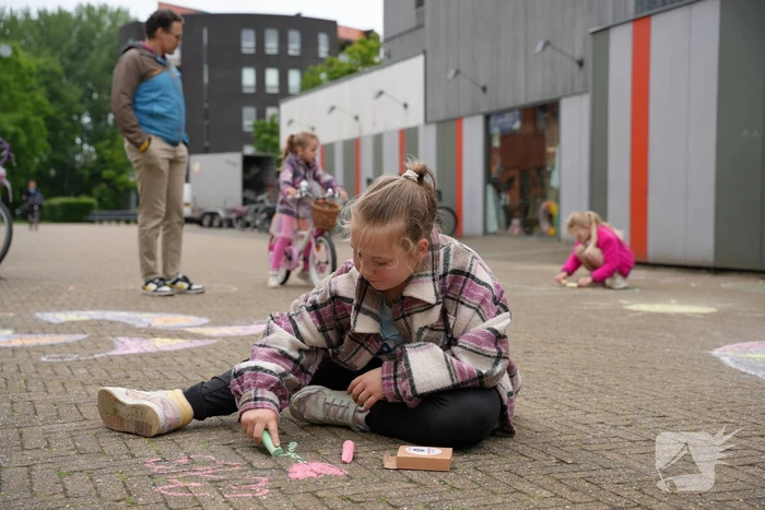 Groot stoepkrijtkunstwerk om geld op te halen voor Prinses Máxima Centrum