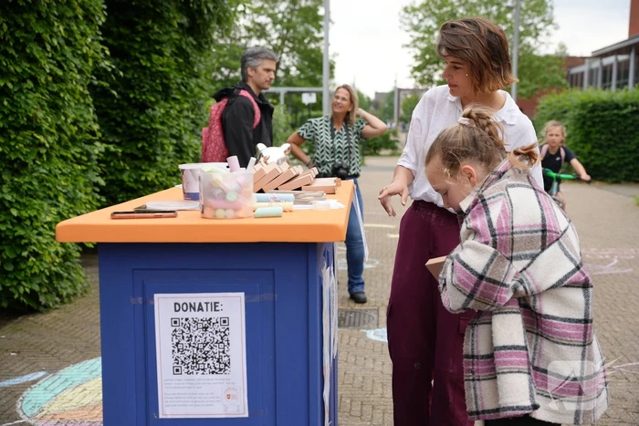 Groot stoepkrijtkunstwerk om geld op te halen voor Prinses Máxima Centrum