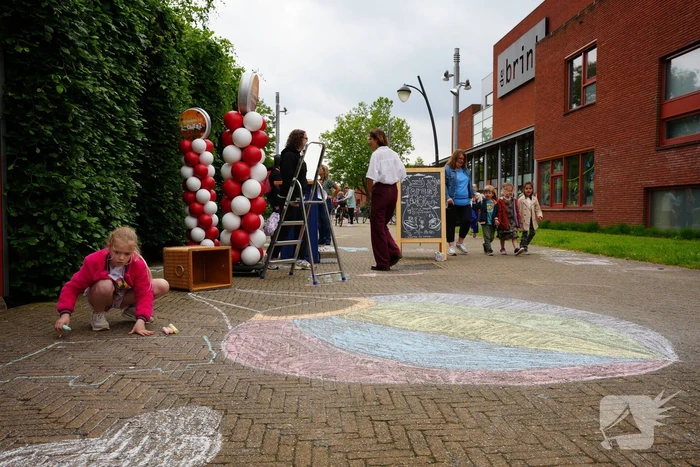 Groot stoepkrijtkunstwerk om geld op te halen voor Prinses Máxima Centrum
