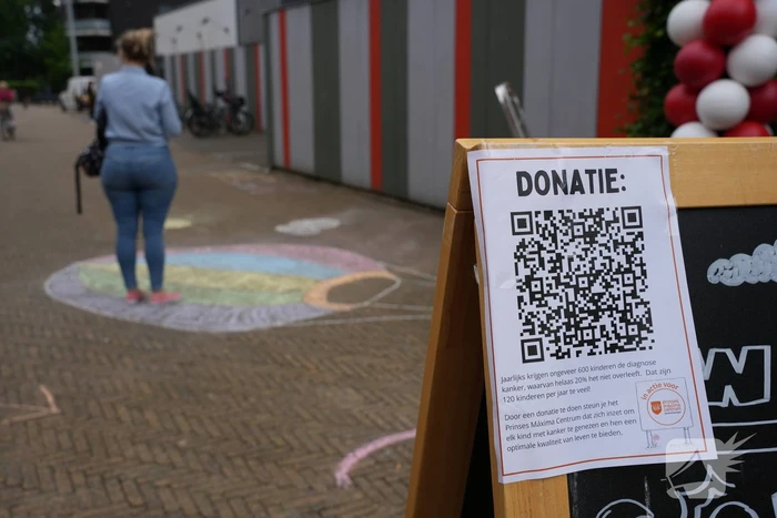 Groot stoepkrijtkunstwerk om geld op te halen voor Prinses Máxima Centrum
