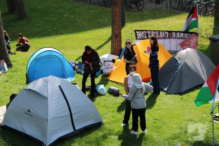 Studenten richten tentenkamp in tegen banden met Israël
