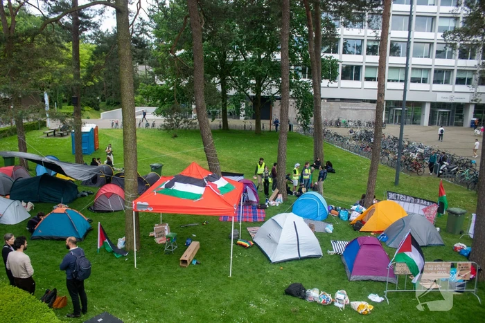 Studenten richten tentenkamp in tegen banden met Israël