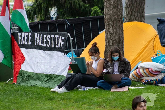 Studenten richten tentenkamp in tegen banden met Israël