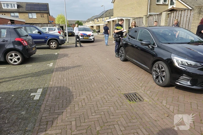Kind rijdt met elektrische step tegen auto