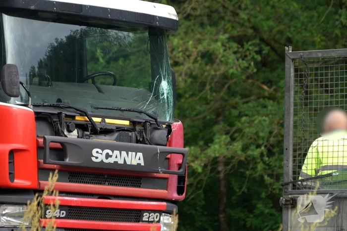 Vrachtwagens betrokken bij ongeval met auto en bestelbus