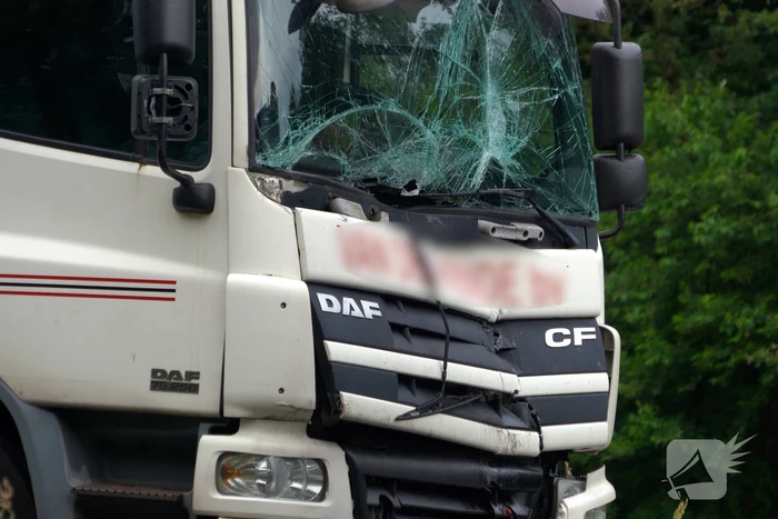 Vrachtwagens betrokken bij ongeval met auto en bestelbus