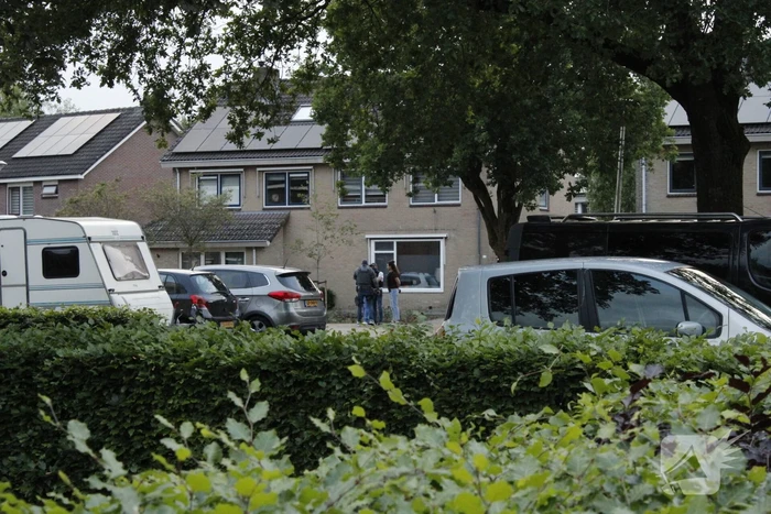 Politie lost waarschuwingsschoten bij inval
