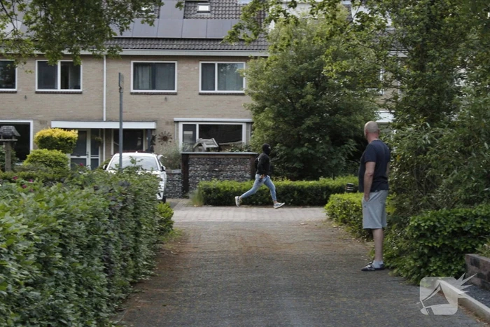 Politie lost waarschuwingsschoten bij inval
