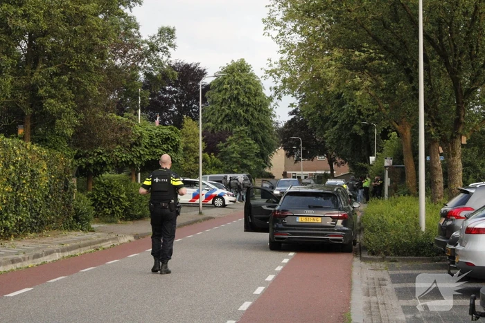 Politie lost waarschuwingsschoten bij inval