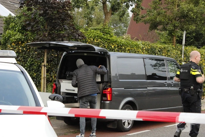 Politie lost waarschuwingsschoten bij inval
