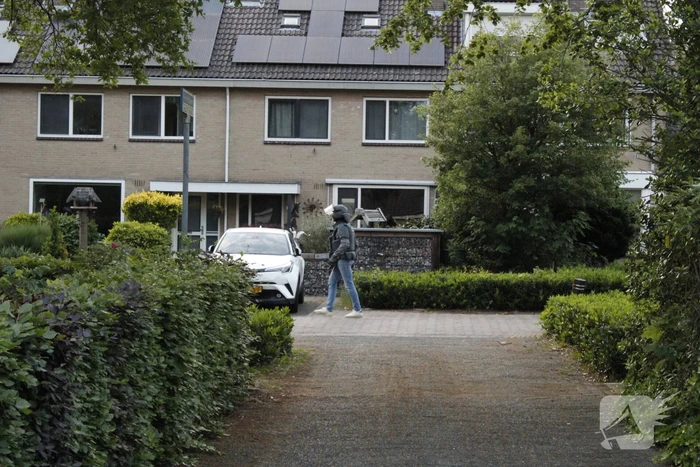 Politie lost waarschuwingsschoten bij inval