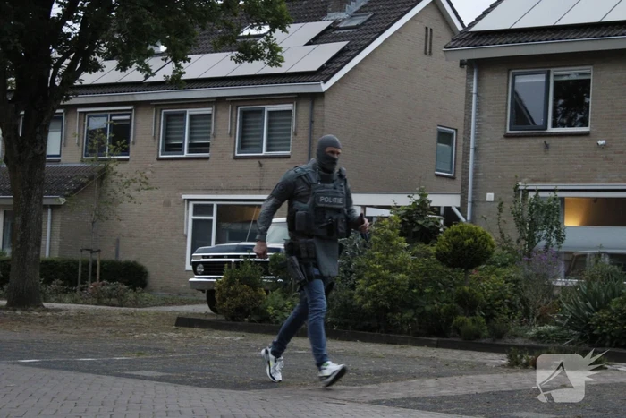 Politie lost waarschuwingsschoten bij inval