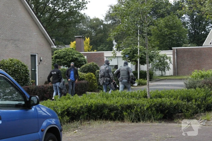 Politie lost waarschuwingsschoten bij inval