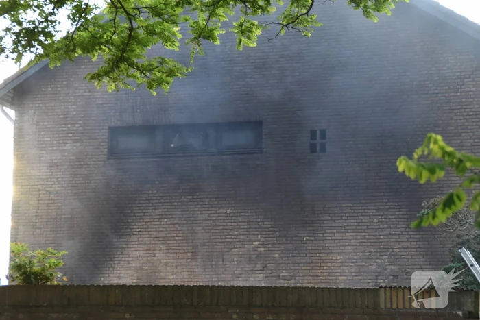 Gevel kinderdagverblijf zwart geblakerd na schuurband