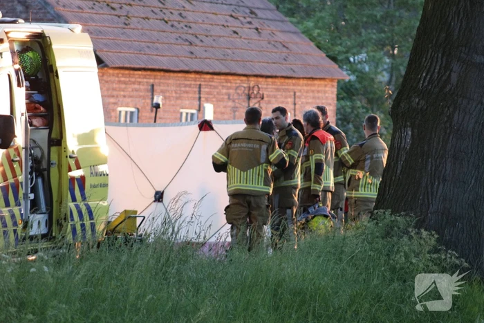 Bestuurder overleden bij enkelzijdige aanrijding