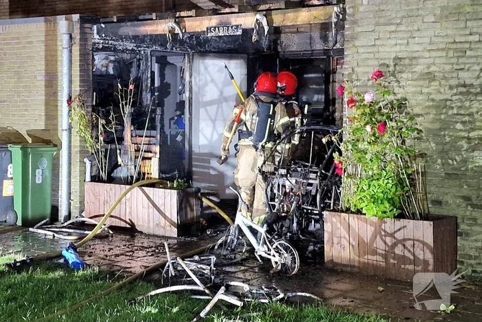 Elektrisch voertuig zorgt voor felle brand en forse schade