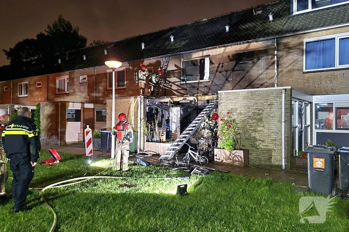Elektrisch voertuig zorgt voor felle brand en forse schade