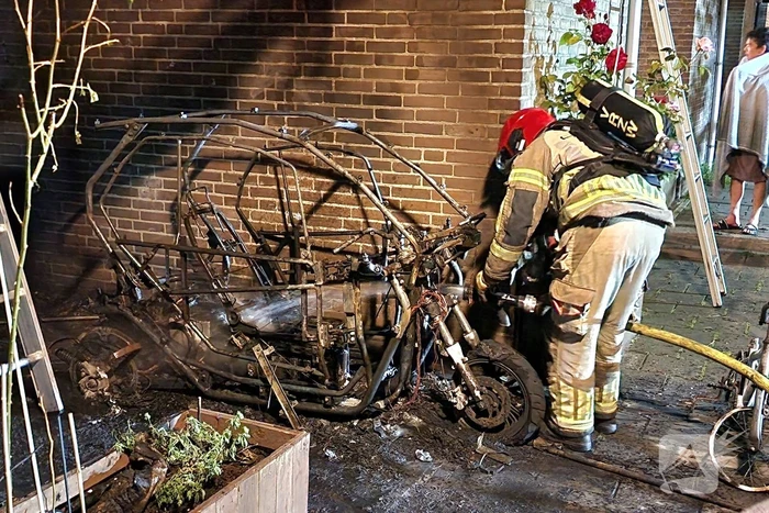 Elektrisch voertuig zorgt voor felle brand en forse schade