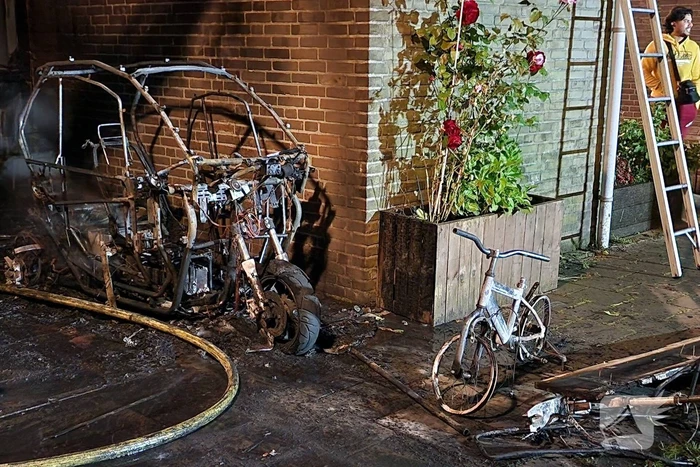 Elektrisch voertuig zorgt voor felle brand en forse schade