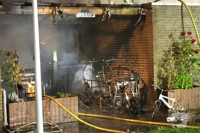 Elektrisch voertuig zorgt voor felle brand en forse schade