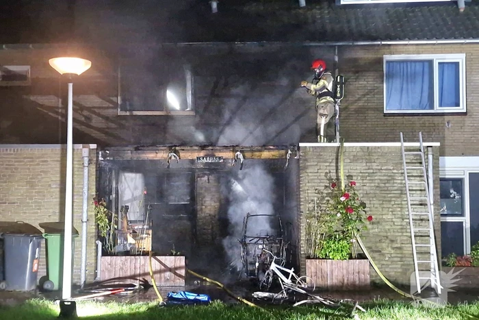 Elektrisch voertuig zorgt voor felle brand en forse schade