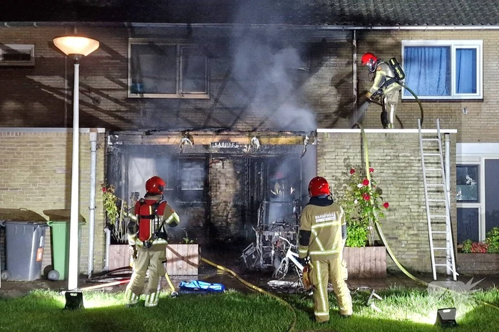 Elektrisch voertuig zorgt voor felle brand en forse schade