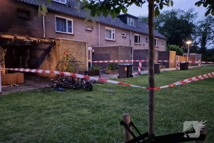 Elektrisch voertuig zorgt voor felle brand en forse schade